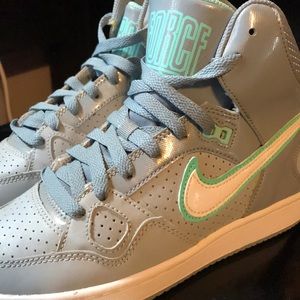 Nike high top gym shoes